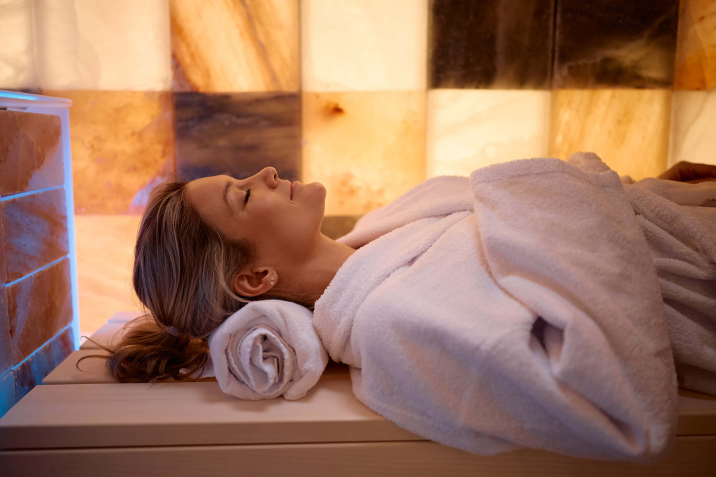 relaxed-woman-halotherapy-treatment-salt-room (1).jpg relaxed-woman-halotherapy-treatment-salt-room (1).jpg